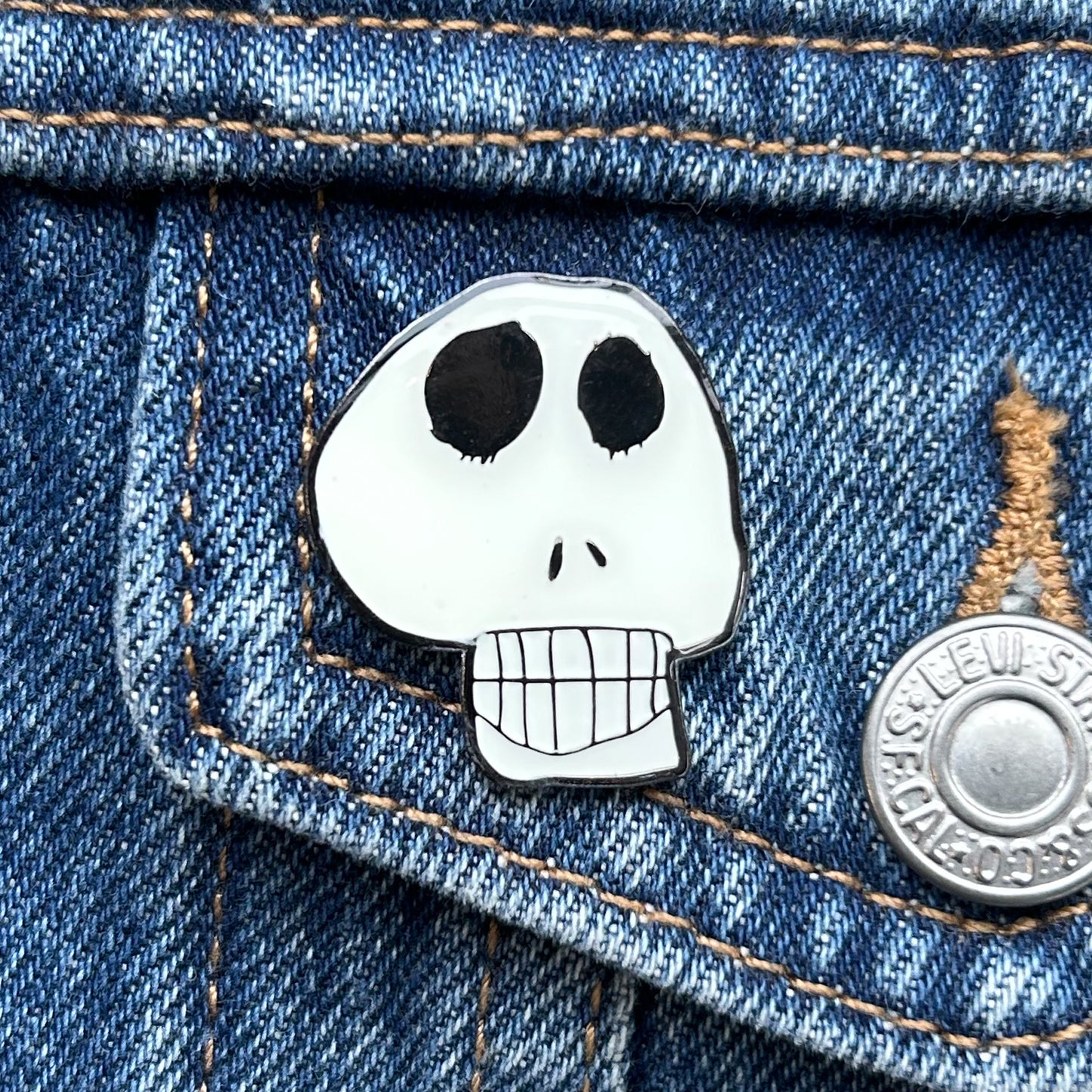 GLOWING Skull Enamel Pin